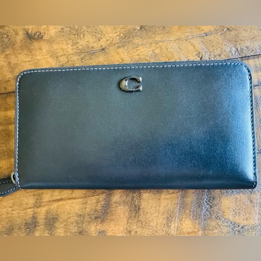 Coach Essential Accordion Zip Wallet